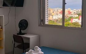 Quarto suite individual Compartilha somente a cozinha com o morador e sua cachorra Chori